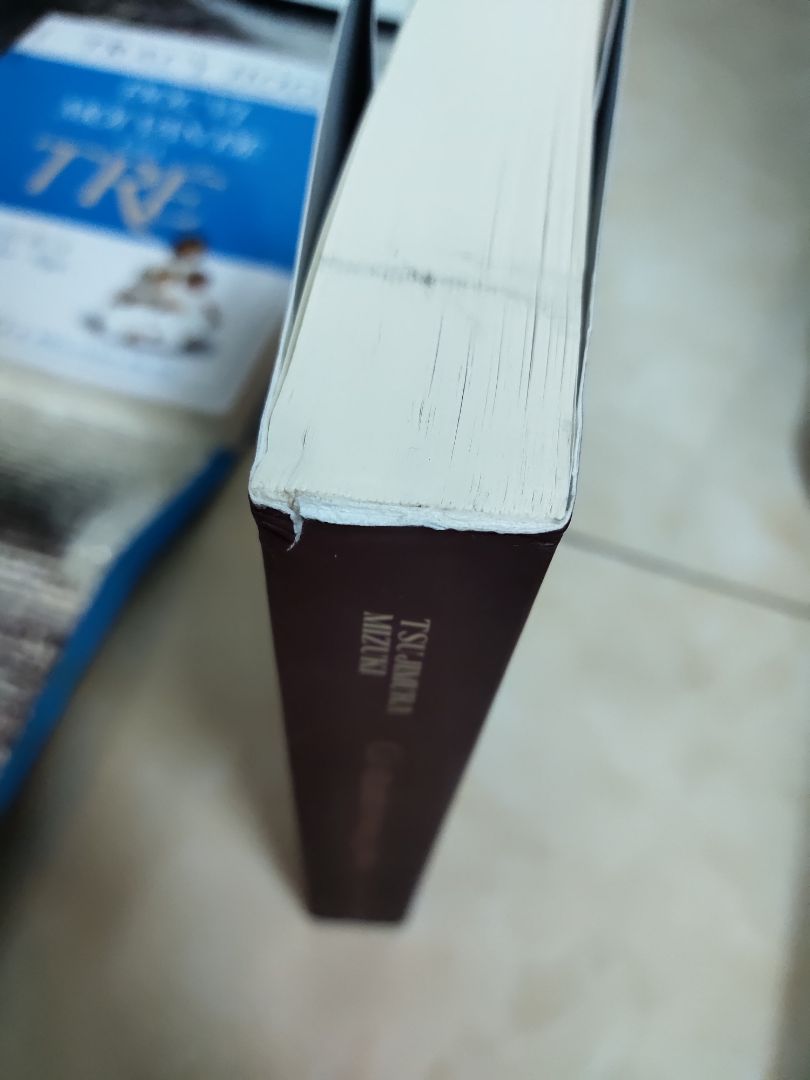 Đợt dịch này không thể đòi hỏi giao hàng nhanh được nhưng không ngờ kho hàng mình đặt lần này lại từ tp HCM. Giao chậm hơn dự kiến 1 ngày thành 8 ngày và hộp thì móp méo. sách dập cong mép thậm chí rách gáy luôn.   Dù thông cảm dịch khoản giao hàng chậm nhưng đóng gói nát thì k chấp nhận được