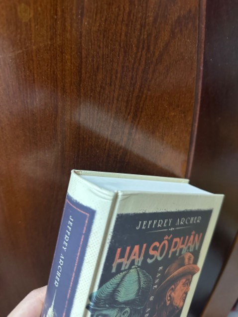 Sách được bọc lại nên còn mới. Còn phần góc sách này thì bị móp mất 🫥