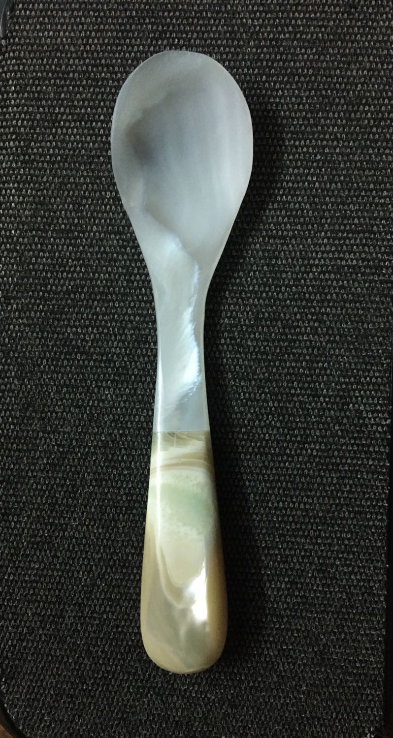 Muỗng đẹp nặng tay, bên ngoài long lanh hơn hình.