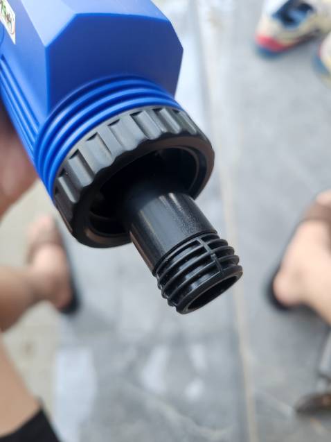 gắn đầu để gắn mỏ vịt xong. cứng ngắc k vặn ra để gắn vòi khác dc nữa.