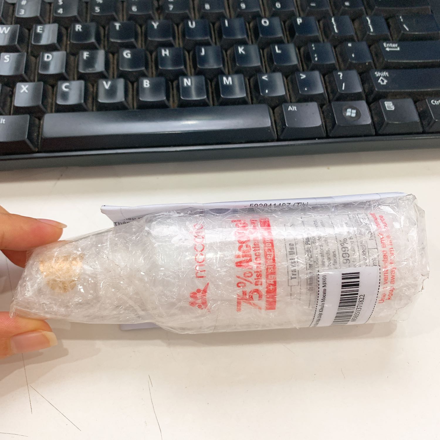 Sản phẩm đóng gói cẩn thận, còn nguyên tem khi nhận hàng. Hộp nhỏ gọn, phù hợp bỏ túi mang đi trong thời gian dịch bệnh này. Xịt mũ bảo hiểu vs khẩu trang xong cảm giác khử mùi rất thích luôn. Rất đáng mua đấy ạ