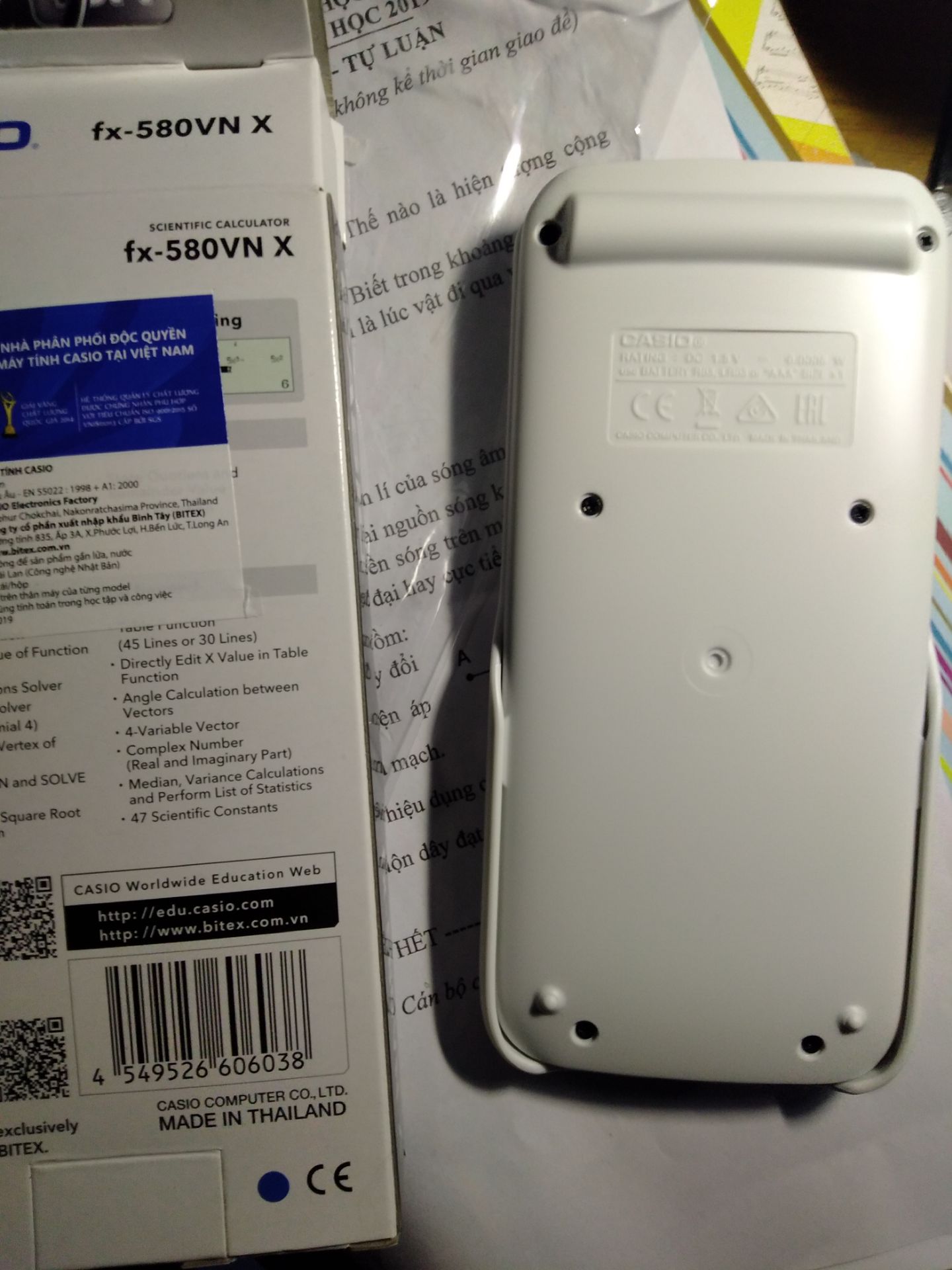 May mắn nhận được hàng made in Thailand :v. Máy tính rất đẹp, bàn phím bấm rất mềm và êm, có bảo hành 7 năm, mở ra mới nguyên không có vết xước, hạt bụi nào cả. Giao hàng nhanh hơn dự kiến lại được tặng thêm 2 cái bút hihi. Cho 4 ⭐ vì thắc mắc thẻ bảo hành không có ghi gì cả là sao hả Tiki?