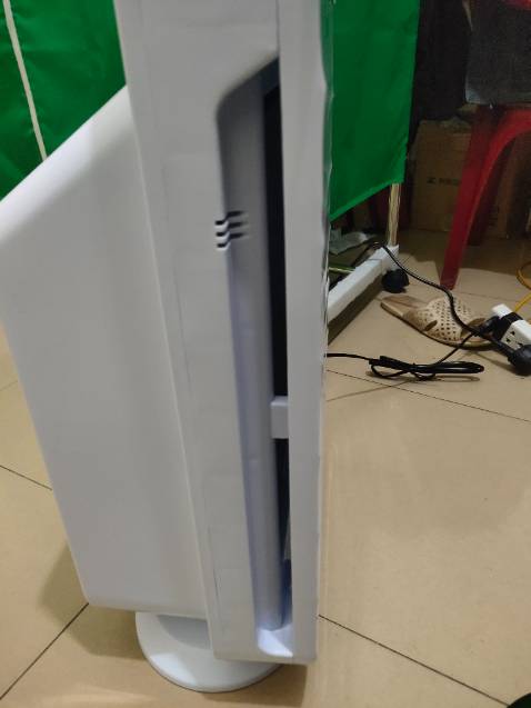 Tạm chấp nhận dc thôi nhé . Nếu thêm mấy trăm nữa thì có nhiều lựa chọn hơn ( điều khiển bằng điện thoại ) , loại này ko có nhé . Nhựa ABS khá chắc chắn ( nhưngays của tui có vài ba vết xước ) . Khe hút gió ở 2 bên thân máy hơi bé , kể ra khe hút giớ đặt vị trí khác thì hiệu quả hơn . Luồng gió ra lại đặt phía sau máy ( có vẻ hơi ngược ) . Cảm biến khá nhậy ( nhưng ko khử dc mùi nhé . Chế độ speed nhỏ nhất với chế mode ( ngủ ) dường nhiw là 1 vì độ ồn nhiw nhau . Chốt lại . Mua cũng dc , chọn cái khác ( thêm mấy trăm ) mua loại khác cũng là lựa chọn hợp lý