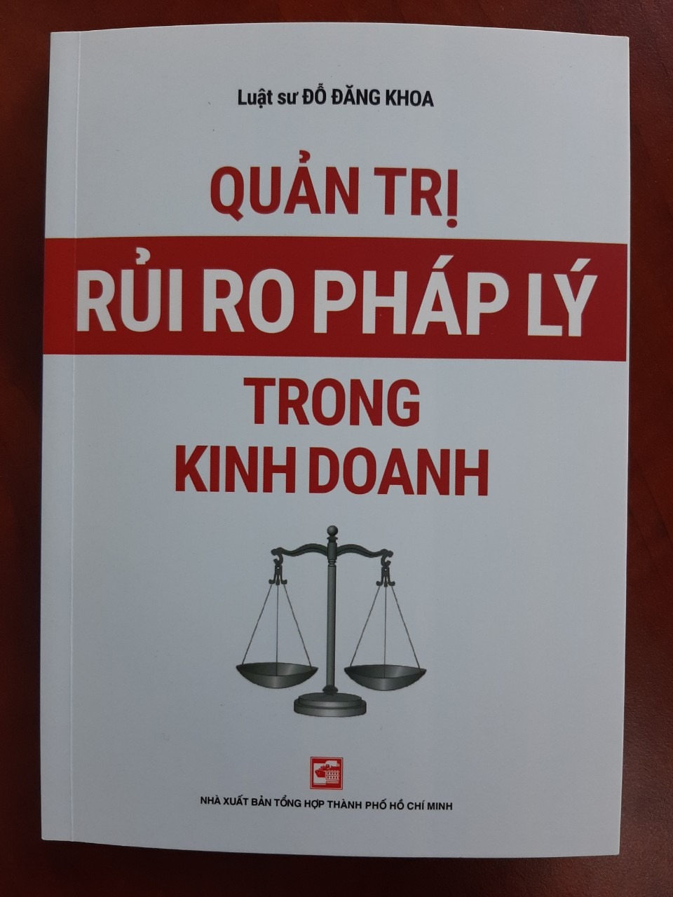 Cứ ngỡ từ ngữ pháp lý sẽ khó hiểu, nhưng tác giả đã dùng những từ  gần gũi với đời sống thường nhật, để giúp mọi người không cảm thấy khô khan khi đọc sách. 
Mình thấy sách giúp mình hệ thống được kiến thức pháp lý cần chú ý trong doanh nghiệp, dễ dàng training cho nhân viên trong cty nè.
Tiki giao hàng siêu nhanh nữa!