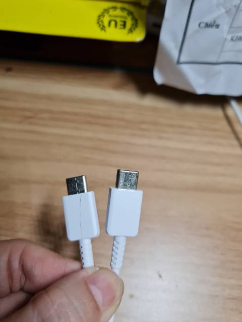 Sạc cực nhanh, rất thích luôn. Có điều, giờ mới thấy đầu dây sạc bị nứt nhẹ  ko biết vì sao. Hiện giờ vẫn thấy xài ổn nên ko khiếu nại shop ạ 😢
,