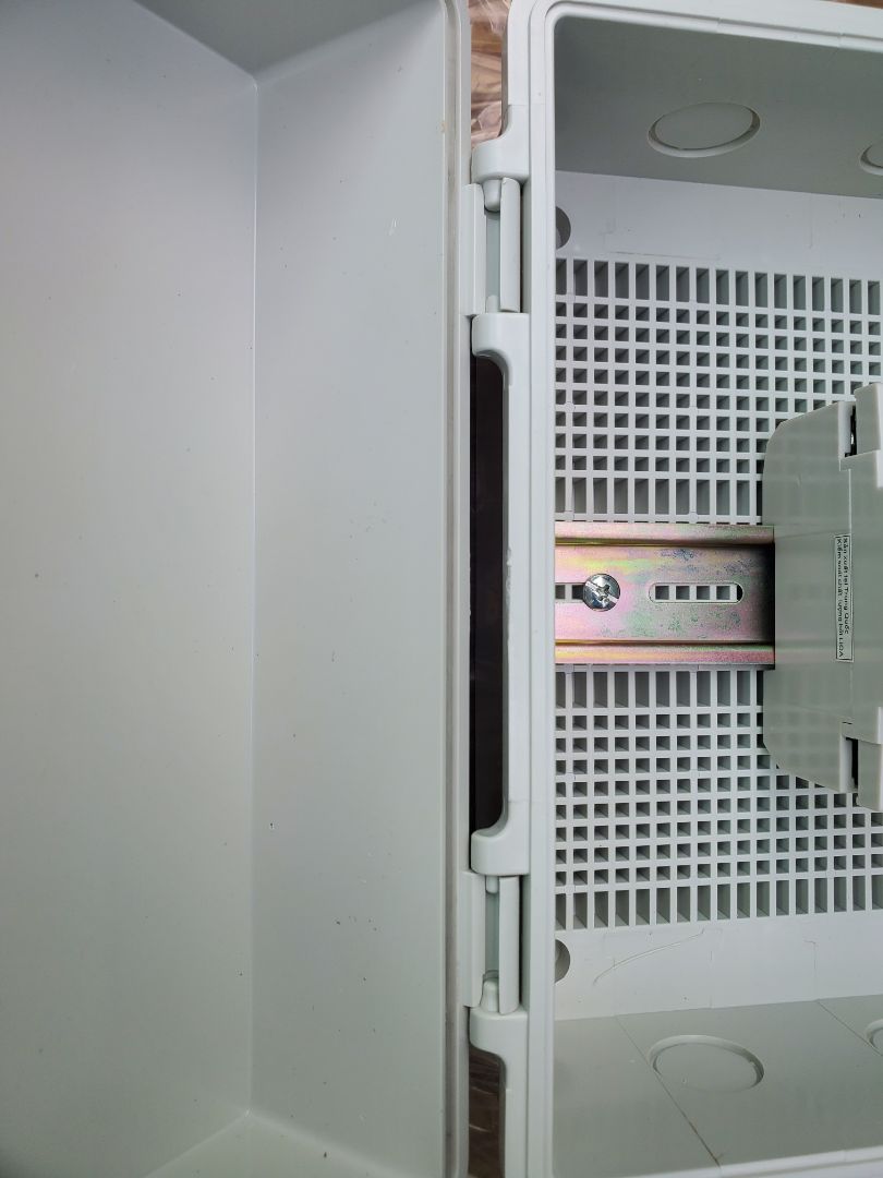 Tủ điện khá chắc chắn, trừ 1 sao do bản lề cửa tủ, khóa tủ khá yếu thao tác mạnh dễ bung nếu thay bằng trục inox sẽ ok hơn. Shop đóng gói kỹ