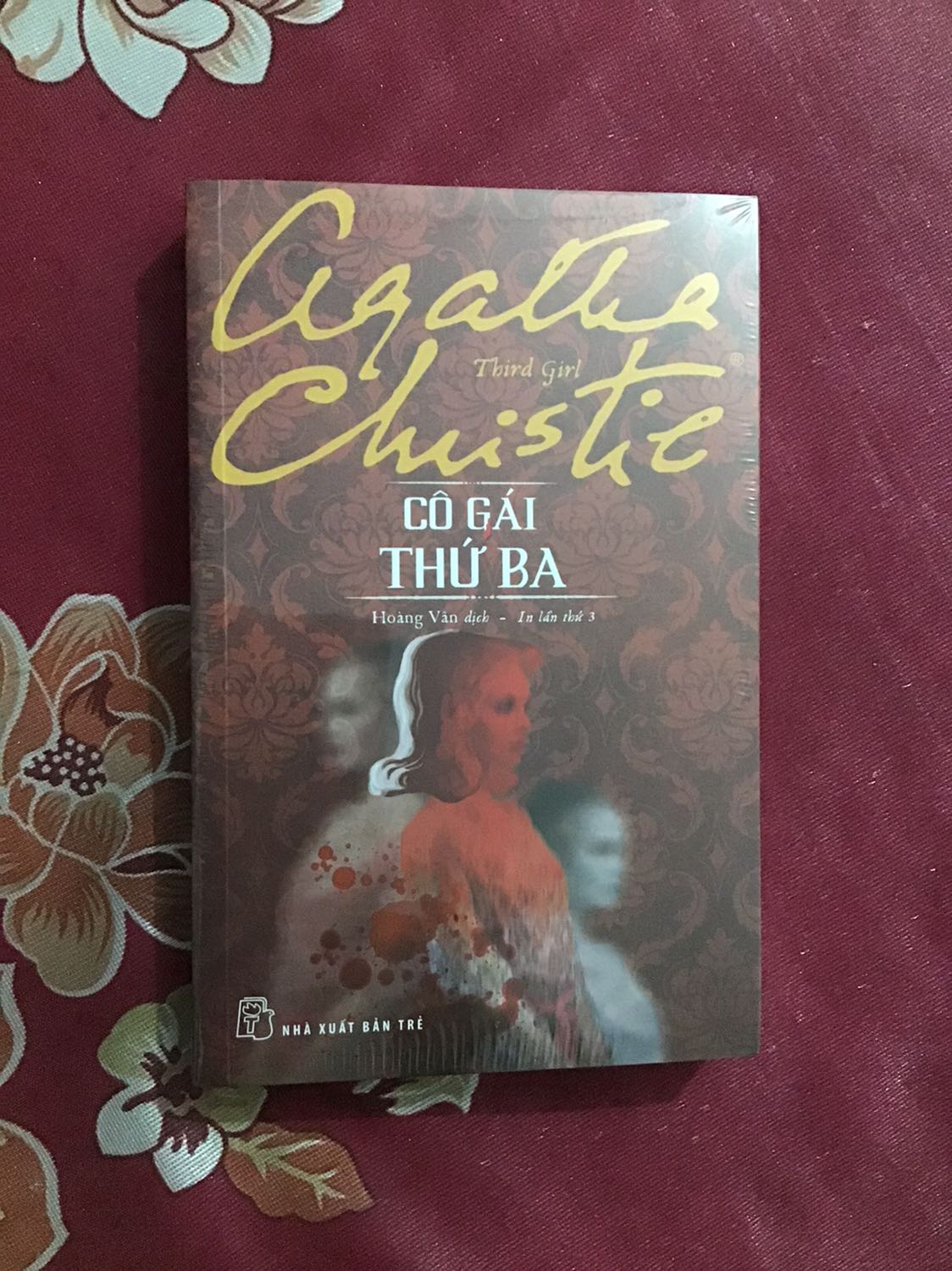 Bản in này giấy xốp nên rất nhẹ. Sách mới còn màng co. Mình k ngờ bằng cách nào fhs lại có thể giao thần tốc thế. Từ sg ra bắc mà đặt chủ nhât,thứ 2 ship ninjavan kêu nhận hàng,quá ngỡ ngàng ấy