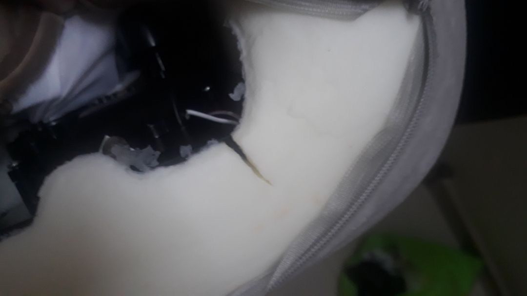 tính mua tặng bạn, mở ra bật thử thì như thế này. Nó quay được vài vòng thì vải ở ngoài quấn vào nhau, mở ra thì rách vải ở trong, miếng cao su bị rách một đường , may mà chưa tặng