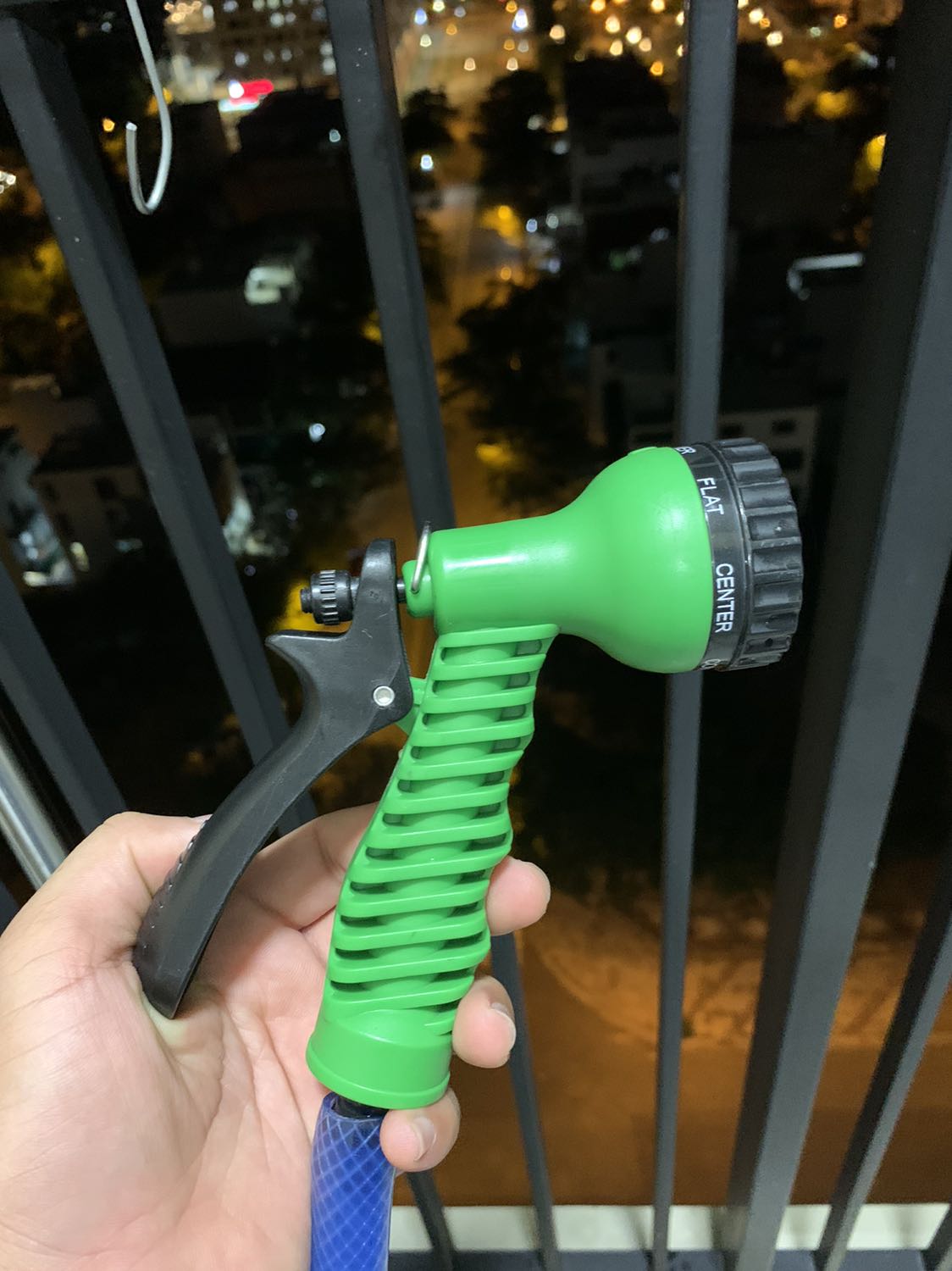 Ngon lành. Mình lắp vòi xịt này chỗ ban công. Tiện đủ thứ. Vòi có nhiều chế độ. Tưới cây, xịt mạnh. Mình hay dùng 2 chế độ này.