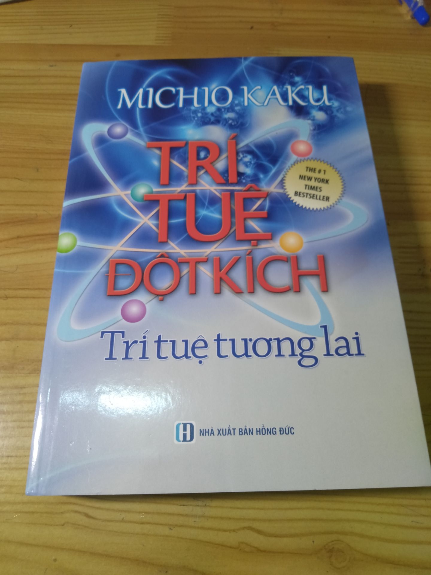 Giờ thì thế này, có lẽ sách để lâu quá chưa bán được nên bụi bậm rất là nhiều nhưng cái này không có gì lớn vì bụi đã biến mất khi tôi chùi nó, vấn đề lớn hơn 1 tí là có nhiều vết hằn trên bìa sách và có dấu tay đen ở trên phần đầu sách, khổ cái là mấy cái này không có cách khắc phục. Mà thôi, tôi cũng chả quan tâm quá đến mấy cái trên, chỉ là viết ra cho mấy bạn biết tình trạng của sách mà tôi nhận được ra sao thôi. Được cái là phần quan trọng nhất là nội dung bên trong quyển sách không bị hư hại gì cho nên tôi sẽ không tiêu cực quá khi đánh giá sao cho quyển sách này.