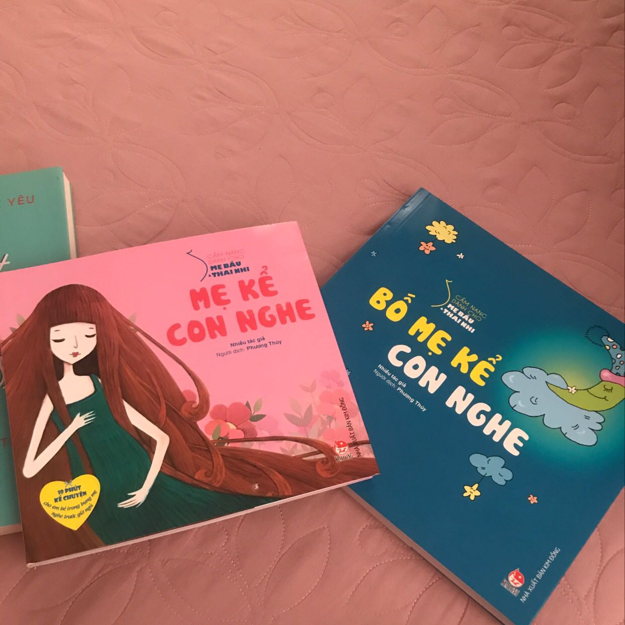 Mỏng hơn cuốn bố mẹ kể con nghe một chút thôi nhưng nhiều truyện rất hay và ý nghĩa , ba mẹ nên mua trọn bộ về thủ thỉ cho con ngay từ trong bụng mẹ nhé , thật sự rất tình cảm , mình đã mua 4 cuốn và đều ưng sẽ mua thêm 7-8 cuốn nữa 
Đang dịch giãn cách mình đặt mấy chỗ đều k dc nhưng bên mình giao rất nhanh , ưng lắm nhé