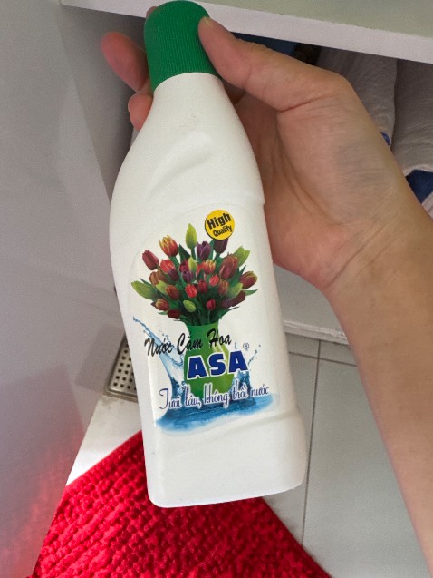 Nước cắm hoa giữ hoa tươi lâu, rất đáng mua