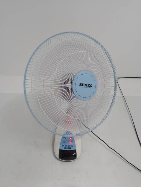 Quạt mạnh lắm, Chạy rất êm ở mức gió thấp và trung bình, lên mức gió cao nhất thì hơi rè nhé. Nhưng thôi ko sao, mức gió thấp và trung bình kia đã lạnh người lắm rồi, ko cần đến mức gió cực mạnh. Mọi thứ còn lại đều tuyệt vời. Giao hàng siêu nhanh.