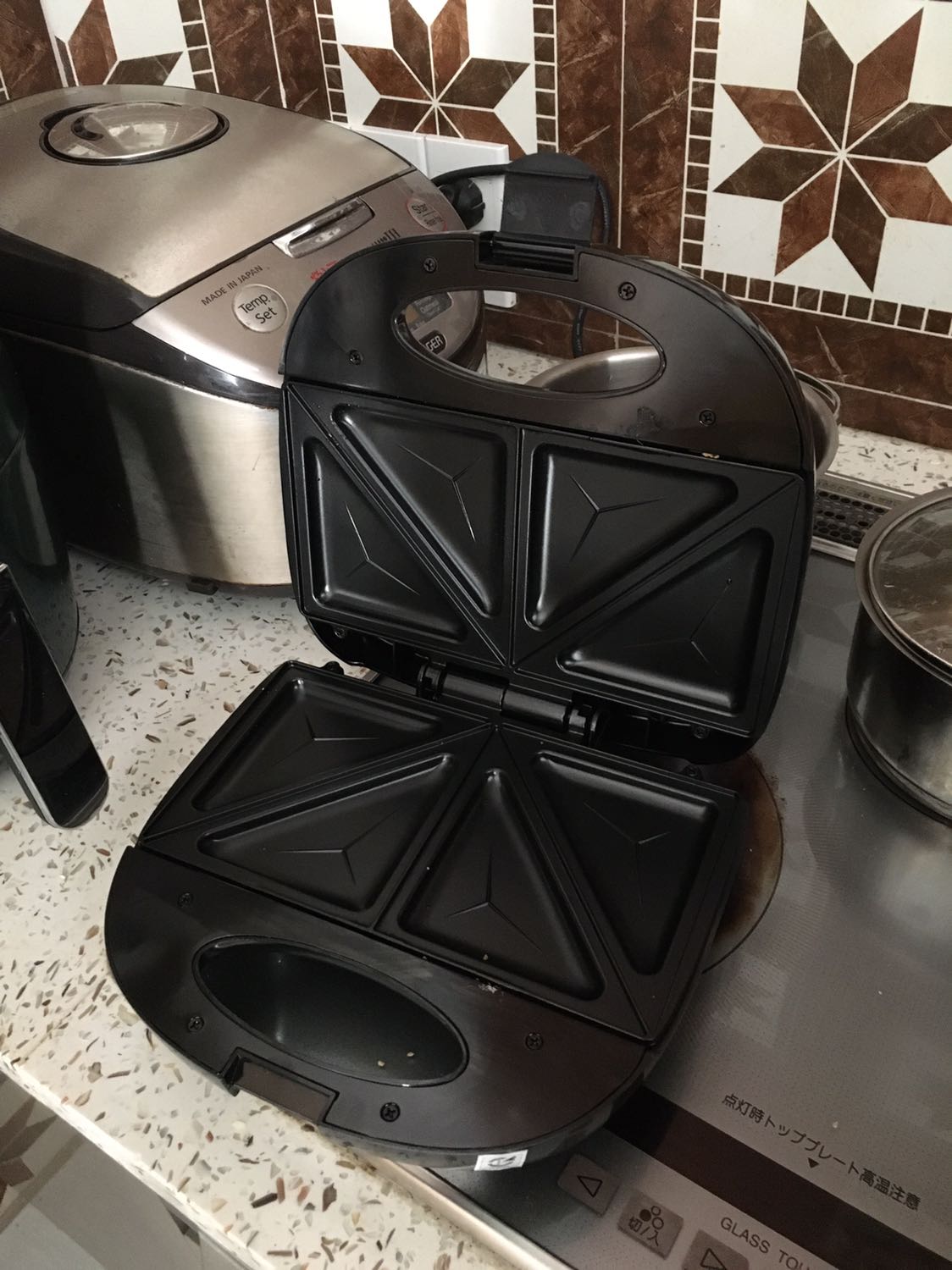 Hành đẹp như mong đợi. Mình dùng máy này 1 lần rồi nhưng làm rơi vỡ nên mua lại.
Thành phẩm ngon, giòn vỏ (bánh mì vuông sẽ đẹp hơn).
Đèn báo chín hoạt động tốt. Ưng 
Giao hàng hơi lâu xíu (hơn tuần) nhưng có thông báo hẹn trễ 🥰