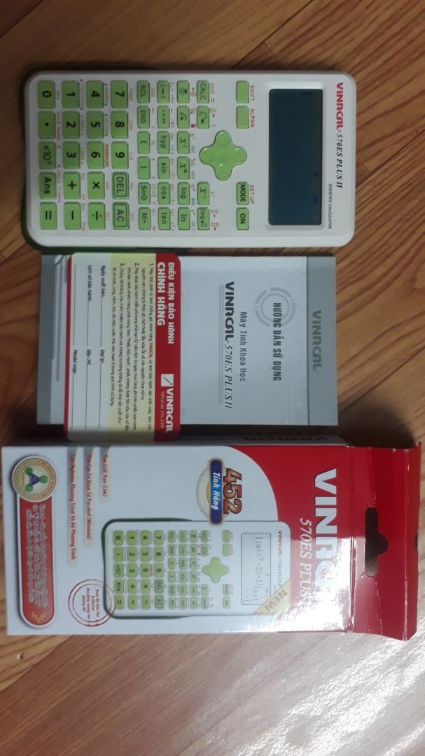 Hàng mình mua của Tiki Trading, mặc dù vậy mình vẫn sợ hàng giả vì nó có thể ảnh hưởng đến kết quả học tập của thằng em mình nên mình *** khá kĩ. Về  phần tem chống hàng giả thì đều giống cách miêu tả trên trang của vinacal (bạn nào muốn biết thì lên trang chính hãng của vinacal xem), còn về phần tính toán của máy thì *** thử các phép tính trên đều đúng kết quả hết. Tuy nhiên,chức năng kiểm tra phiên bản hay *** phím bằng shift-7-On của phiên bản 9V này bị bỏ đi hay sao mà mình nhấn thử thì không dc,chắc nó cũng ko quan trọng. Nói chung thì chỉ cần tính toán đúng là ok rồi.