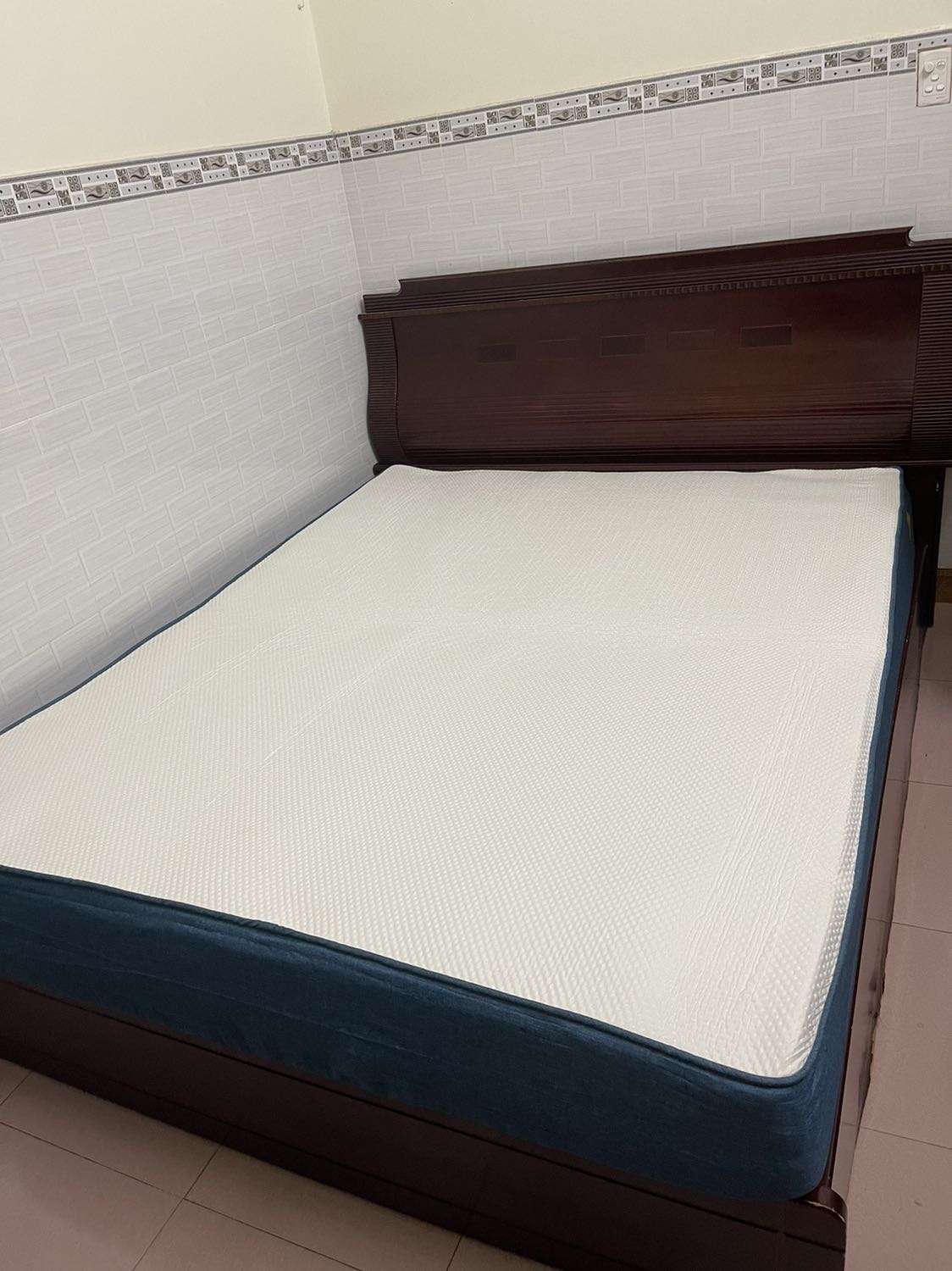 Nệm êm thật nhưng khi bung ra nó dài hơn 2m nha shop, nên ko lọt vô cái giường. Haiz