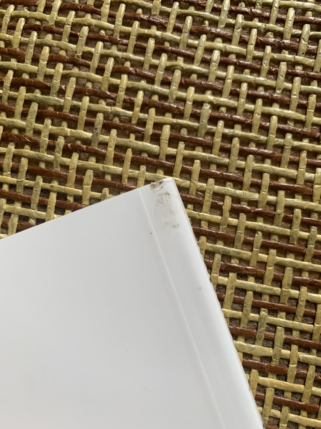 Bìa bẩn & móp góc như sách đã qua sử dụng! Ban đầu mình nghĩ là để ở kho nên sách có thể hơi chút ít thôi, nghĩ là có bọc nên ổn, NHƯNG KHÔNG!!! Đây là sách đã bị bẩn và móp góc từ trước và đã được bóng giấy bóng lại lần 2!!!