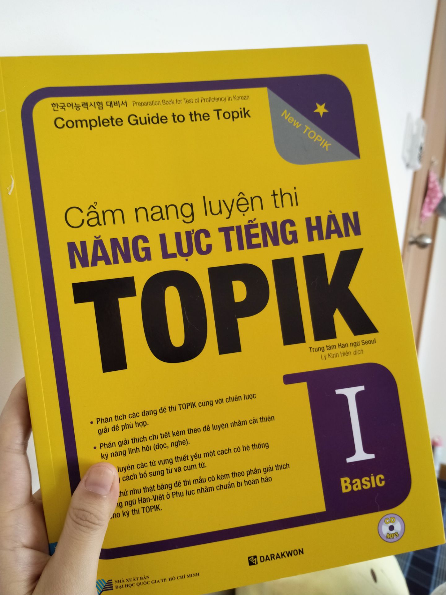 sách có kèm đĩa nghe, giấy đẹp, đặc biệt có nhiều đề để luyện tập, còn có phần dịch nghĩa tiếng Việt nữa. shipper thân thiện, giao hàng cực nhanh ạ sách có kèm đĩa nghe, giấy đẹp, đặc biệt có nhiều đề để luyện tập, còn có phần dịch nghĩa tiếng Việt nữa. shipper thân thiện, giao hàng cực nhanh ạ