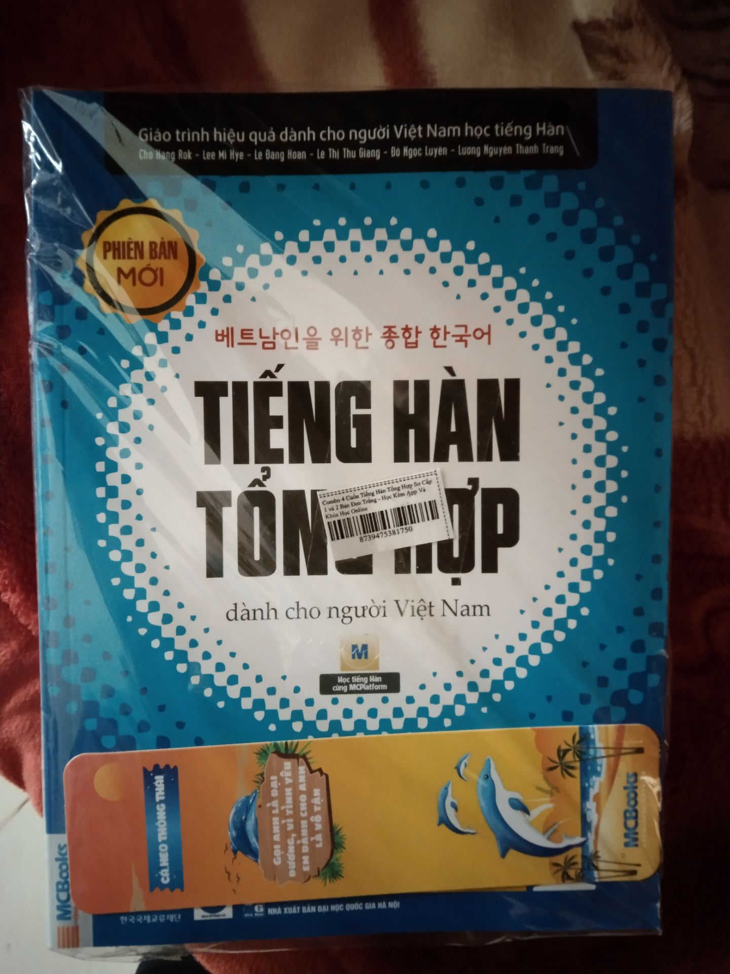 Vận chuyển hộp không bị méo mó, shop gói kèm cho em mấy đoạn giấy nhàu để sách không bị sô đẩy. Tuy nhiên sách rất oke, em rất hài lòng ạ. Vận chuyển hộp không bị méo mó, shop gói kèm cho em mấy đoạn giấy nhàu để sách không bị sô đẩy. Tuy nhiên sách rất oke, em rất hài lòng ạ.