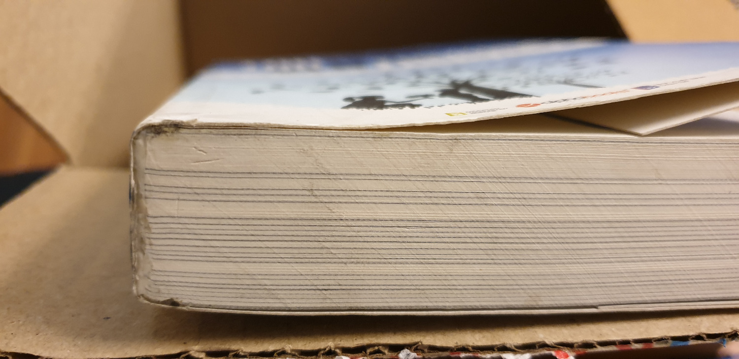 - Sách bị cáu bẩn, móp gáy, nhiều trang sách đổi màu giấy như bị tồn kho, ẩm mốc lâu ngày
- Không đăng ký Bookcare nhưng tự động cho vào đơn hàng,  ngoài ra bọc sách bị hỏng.

Đây là lần thứ 2 trong vòng 03 ngày tôi gặp phải vấn đề đối với chất lượng sản phẩm của các bạn. Các bạn cần chú ý giúp chúng tôi mua hàng trên Tiki vì tin tưởng vào sản phẩm và dịch vụ của các bạn. Nhưng nếu các bạn tiếp tục chỉ tập trung giao hàng nhanh mà không kiểm tra chất lượng sản phẩm thì các bạn sẽ đánh mất niềm tin của chúng tôi. Các bạn nên hiểu rõ thị trường không chỉ có các bạn cung cấp những dịch vụ này.  Các bạn không nên để chúng tôi là khách hàng nghĩ rằng sản phẩm của các bạn có chiết khấu tức là chúng tôi sẽ phải nhận những sản phẩm tồn kho, kém chất lượng như thế này. Thực sự là sự không tôn trọng khách hàng từ phía các bạn. 
Ngoài ra, tôi đăng ký dịch vụ Tikinow nhưng chất lượng sản phẩm và việc đổi trả thực hiện chậm trễ như vậy thì thực sự quá thất vọng.  Nhìn quyển sách trông như sách cũ mất luôn cả hứng đọc!!