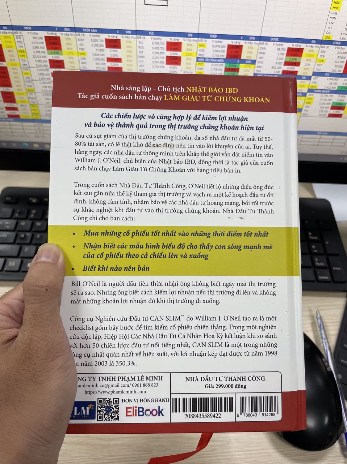 MUST HAVE - Rất đáng tiền luôn
Mình đã bỏ ra 1 tuần để đọc ngấu nghiến cuốn sách này, một cuốn sách rất tuyệt vời với nhiều bài học rất đáng giá.
Sau đợt giảm mạnh của thị trường trong giai đoạn tháng 4/2022, *** mình bị lỗ khá nặng, và khi đọc cuốn sách này, mình vỡ ra rất nhiều điều bổ ích. Nhiều bài học, từ cách phân tích thị trường, lựa chọn cổ phiếu, điểm mua, điểm bán và quan trọng nhất là cách quản trị danh mục….  Hy vọng đọc xong & thực hành tốt theo các nội dung trong sách, kết quả đầu tư của mình sẽ được cải thiện. Cảm ơn team dịch & đơn vị phát hành.