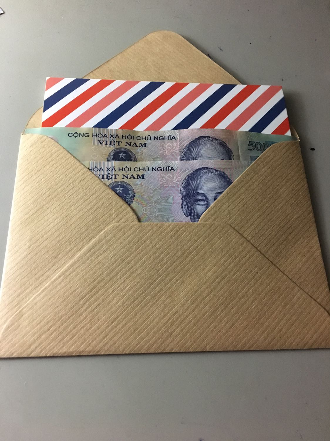 Sách hình vẽ đẹp, 50 con thú được xếp từ nhỉ đến lớn dần giúp bé xem và dễ hình dung và tiếp thu tốt hơn.
Nét vẽ giản dị và màu tươi sáng.
Xin lỗi vì không chụp ảnh thực tế vì lười.