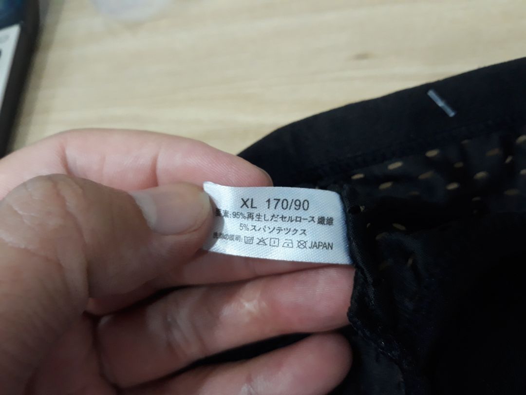 Quần nhận đc màu rất hài lòng, chất liệu và kiểu dáng đều ok, dù đã chọn tăng 1 size so với tiêu chuẩn nhưng vẫn bị chật, trong khi loại khác cũng size này thì ok, có ướm thử thì thấy loại này chiều từ đáy quần đến đai quần ngắn hơn, nên khi mặc khá chật, mình 68kg chắc phải XXL mới ổn, Mua XL vẫn k ổn, dù sao cũng cho shop 5* về chất liệu và giao hàng