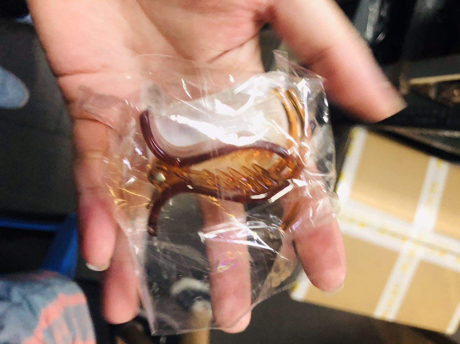 Giao nhanh 2h. Đóng gói kĩ bọc bao tốt, giao đúng màu đặt. Nhỏ xinh. Giá săn sale còn 1k nên rất hài lòng.