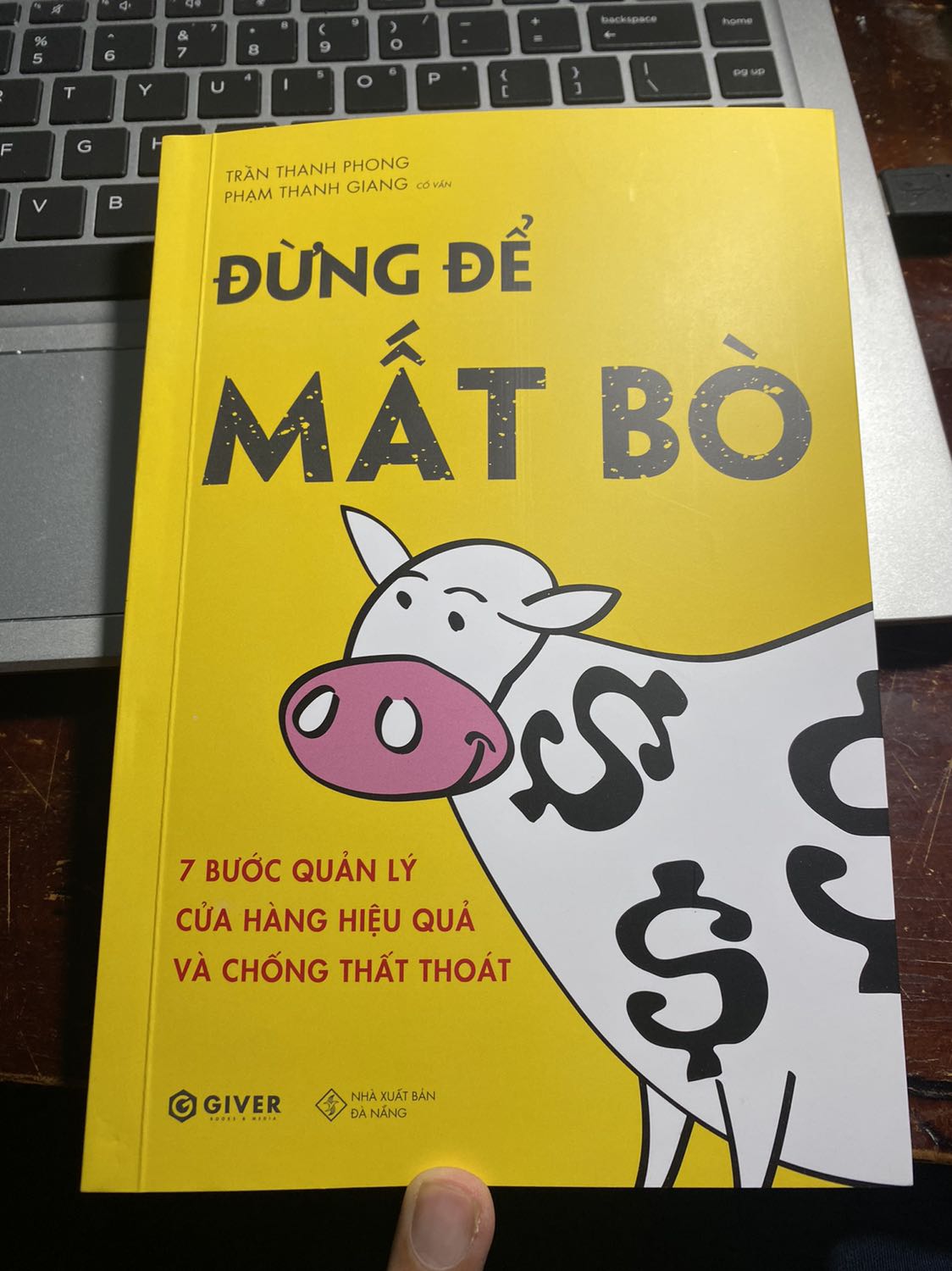 Rất thích quyển sách này 
Cuốn sách này đã mô tả rất khái quát các vấn đề thất thoát trong quá trình kinh doanh và làm mình cũng bị cuốn vào hành trình chăm bò để rồi tìm cách giữ bò. Rất bổ ích cho những bạn chập chững trên giai đoạn khởi nghiệp, hầu hết là những trải nghiệm hết sức thực tế giúp mình có cái nhìn tổng quan hơn cho những ai đang có ý định kinh doanh. Cảm ơn anh Trần Thanh Phong với combo sách đầy ý nghĩa!!!!@@@@