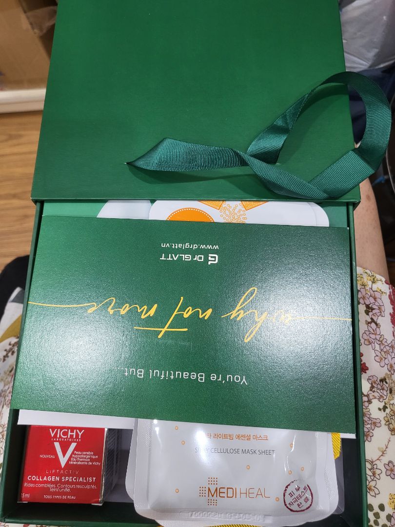 Nhà cung cấp đóng gói kỹ, đẹp. Còn tặng kèm mặt nạ và kem dưỡng. Mình dùng 1 tuần rồi mà chưa thấy hiệu quả gì rõ rệt, đang tiếp tục và chờ :)))