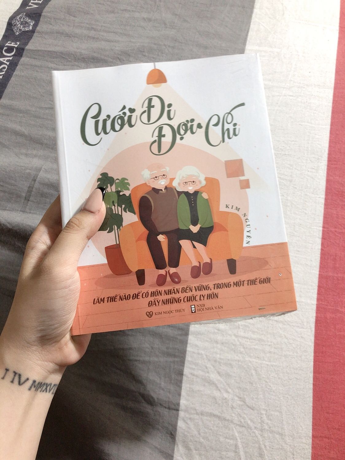 Quyển sách này khá hay và thú vị. Đúc kết từ chính những trải nghiệm của những cặp vợ chồng mà tác giả đã tư vấn, cuốn sách đề cập tới những vấn đề mà bất cứ cặp vợ chồng nào cũng gặp phải như: tình yêu sau hôn nhân, các bất đồng trong suy nghĩ, cách xin lỗi và tha thứ,… Sau đó, tác giả đưa ra những giải pháp hữu hiệu để giải quyết những vấn đề đó. Cuốn sách này sẽ là bản kế hoạch chi tiết để bạn tiến bước trên con đường từ độc thân đến hôn nhân và cũng giúp bạn tìm ra một cái kết có hậu cho tình yêu của mình ???