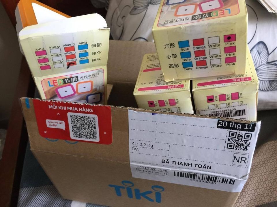 Hàng giao nhanh hơn dự kiến. Bao bì nghiêm chỉnh, hàng đúng mẫu, hoạt động tốt (tuổi thọ chưa biết vì mới xài :))
Lưu ý cho các bạn định mua: Đèn có nhiều màu để lựa chọn (hình như 4 màu?). Khi đặt hàng mình không chú ý nên nhận 4 đèn, có 3 đèn màu hồng và một màu cam. Mình vẫn ưng ý nhưng nếu được 4 màu khác nhau thì thích hơn :)
Bù lại hộp gói hàng của mình có một mã QR giảm giá khi mua hàng tiếp sau này...