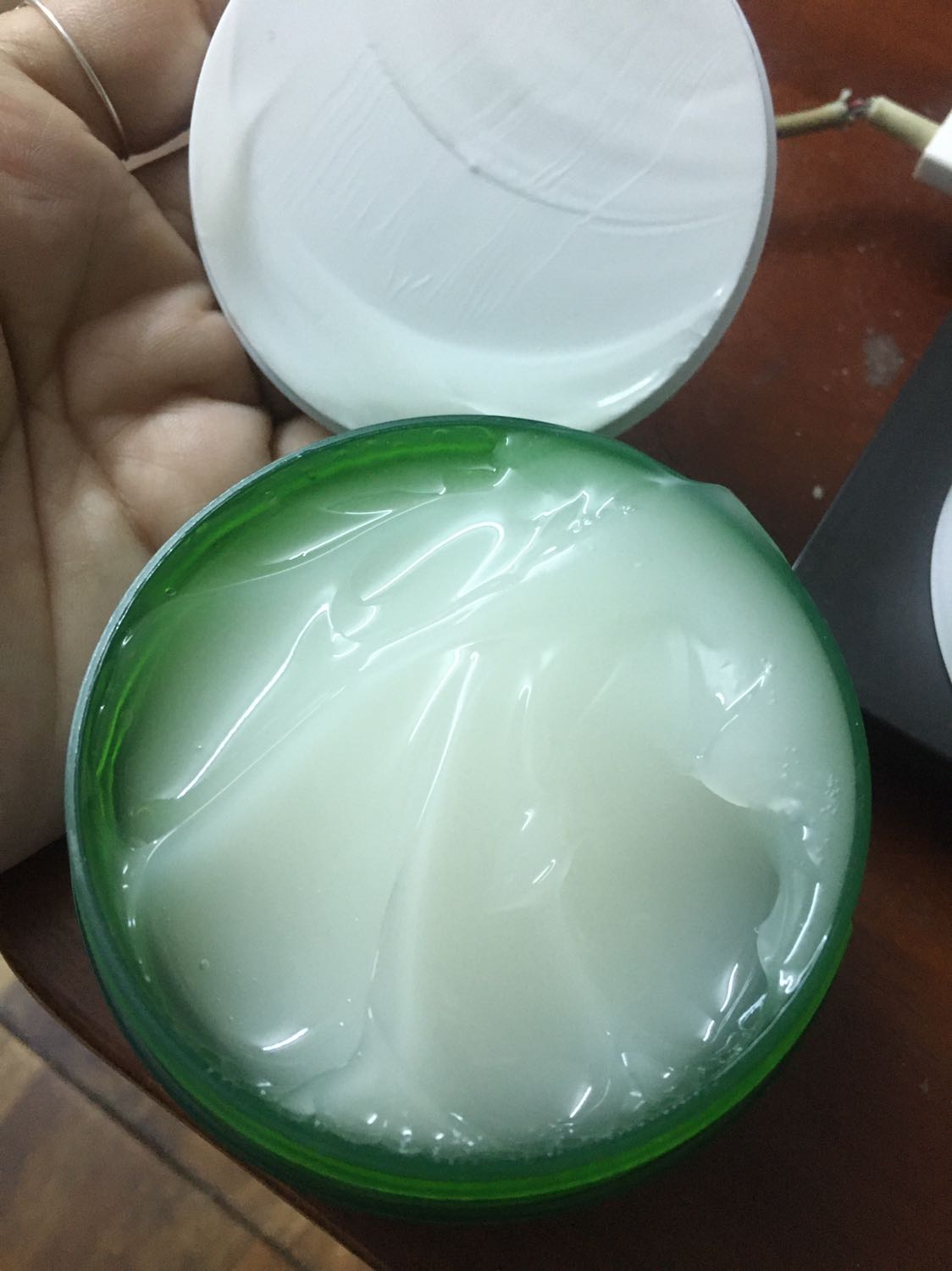 Sản phẩm đóng gói cẩn thận, chất gel nhẹ, thấm nhanh và mùi không nồng mà hơi the. Da mình nhạy cảm và có nhiều mụn li ti, đổ dầu, sau khi sử dụng sản phẩm vài ngày không bị kích ứng, đỡ dầu và các mụn li ti cũng nhanh se lại hơn. Cảm thấy sản phẩm phù hợp với da nên sẽ sử dụng thường xuyên để cải thiện da.