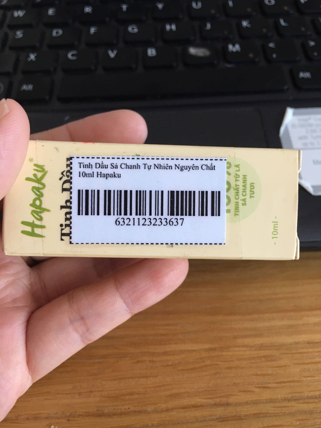 Vừa nhận chai tinh dầu Hapaku mùi yêu thích của mình. Chai nhỏ nhưng vẫn được đóng gói kỹ càng trong một chiếc hộp xinh. Trên chai có tem chống hàng giả seal kín. Date 3 năm thế là xài đến tận 2023 ?. Shop uy tín. Hàng chất lượng. Tặng 5 sao nghe!