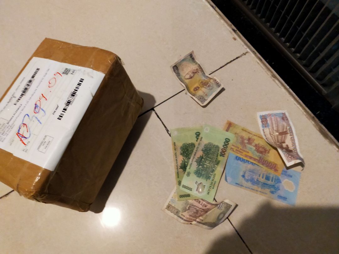 Yêu cầu vận chuyển liên hệ với tôi gấp. Giao hàng lúc tôi đang bận cháu nhỏ thối thiếu tiền tôi