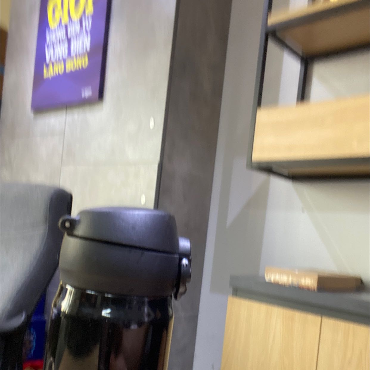 Dán xong bị mờ camera trước. Khỏi dùng face id luôn.