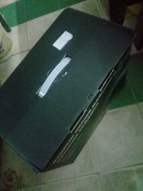 Lực hút mạnh nha, phần máy vài kg nếu cầm tay ko 2,3 phút thì bắt đầu mỏi phải đổi tay còn nếu dạng cây lau nhà thì không sao, xài từ tết giờ vẫn ok có điều cái thùng đựng máy hút bụi hơi chật hút xong nhét vào lại tốn thời gian, dây điện cũng dài, tháo lõi ra cũng dễ dàng, xài 10 phút thì bắt đầu nóng nên nghỉ xíu là xài tiếp thì bền hơn , hếtt r. Nói chung là xài khá hài lòng