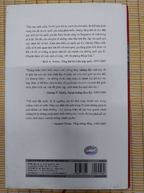 Xét một khía cạnh nào đó nếu coi chính trị quốc gia là tổng hợp của hai quá trình “ Giành *** “ và “ Giữ *** “ thì hai tập hồi ký là sự phản ánh rõ nét hai quá trình đó trong đời họat động chính trị của Lý Quang Diệu. Trong khi phần một là câu chuyện “ Giành *** “, con đường của Lý từ thuở niêu thiếu cho đến khi tham gia thành lập đảng PAP rồi trở thành thủ tướng một nước Singapore độc lập năm 1965 thì phần hai là câu chuyện hơn 30 năm thực thi việc “ Giữ *** ” của PAP và cá nhân Thủ tướng Lý để giữ gìn nền độc lập và đưa Singapore từ một nước nghèo nàn của thế giới thứ ba vươn lên thế giới thứ nhất.
Phần hai hồi ký không chỉ có thế, ngoài việc làm nổi bật các mục tiêu, chính sách được cá nhân Lý Quang Diệu và các đồng sự thực thi giúp Singapore có được vị thế như ngày hôm nay, một phần lớn nội dung cuốn sách mô tả các hoạt động ngoại giao, quan hệ quốc tế giúp nâng cao vị thế của Sigapore đối với khu vực và thế giới. Với hơn 30 năm làm Thủ tướng cùng khoảng thời gian làm bộ trưởng cao cấp sau đó, Lý Quang Diệu chứng tỏ là người không chỉ giàu kinh nghiệm đối với các dàn xếp chính trị mà còn ở khả năng kỹ trị hiệu quả. Cho dù nhiều đoạn trong hồi ký có tính chủ quan thiên kiến của tác giả thì vẫn phải thừa nhận rằng trách nhiệm, tầm nhìn, nhãn quan chính trị sắc sảo của Lý Quang Diệu  đã giúp ông vượt ra khỏi các vấn đề của riêng Singapore đến với cả các vấn đề chính trị khu vực và quốc tế để lại nhiều bài học quý cho độc giả.