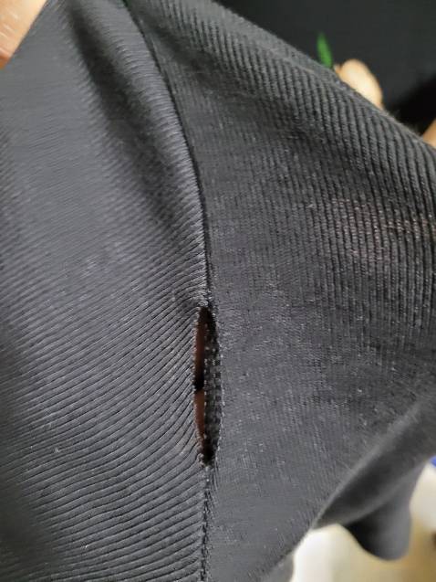 Váy bị rách . Đề nghị đổi trả