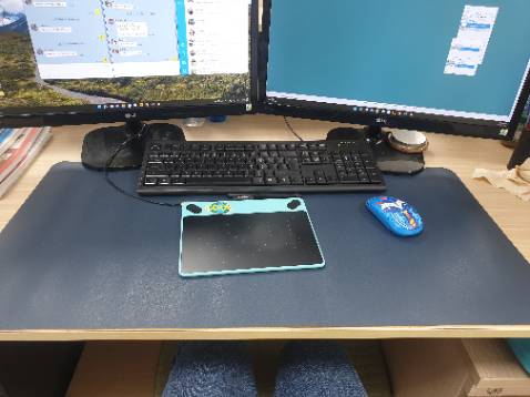 hàng đẹp, mua lần 3 do bị mèo cào rách. nên mua miếng lớn ít bị dịch chuyển khi thao tác làm vc hơn miếng nhỏ 30x60. màu sáng mau bẩn hơn màu tối.. lướt chuột ok.