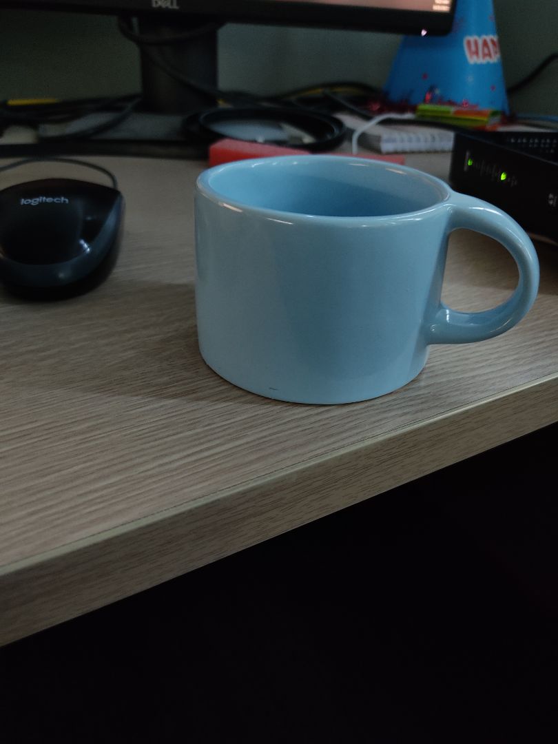 Cốc có màu không giống ảnh. Trong ảnh là cốc màu xanh nhạt màu khá đẹp nhưng cốc nhận đc lại là cốc màu xanh bình thường trông xấu. *** cốc thì chán.