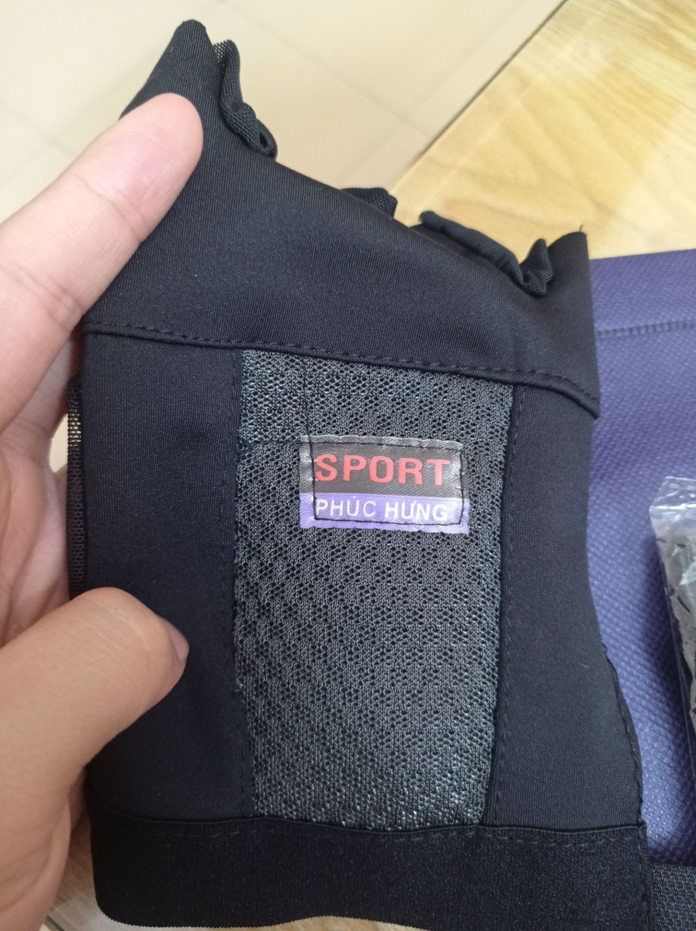 gang tay mỏng, nhiều chỉ thừa và chưa hoàn thiện. hàng nhận về cũng khác với hình quảng cáo. Không nên mua