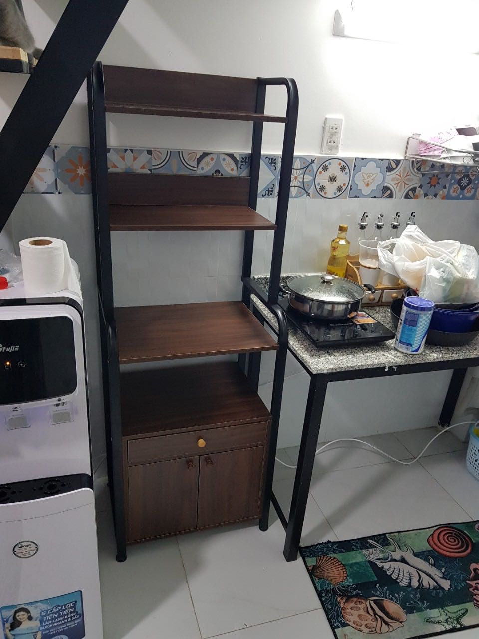 Mình đã nhận ráp ráp xong riviu cho mọi người liền đây, kệ cứng cáp, chân có 4 nút cao su tăng giảm được rất tiện, cánh tủ đóng êm và kín. Mẫu này khá tiện ở chổ chổ vừa có ngăn tủ kín mình để đồ khô vừa để máy móc các thể loại khác được.
Quá đẹp và chất lượng nên mua sài đặc biệt là cho nhà nhỏ xíu như mình, cho shop 5 sao không phải suy nghĩ!