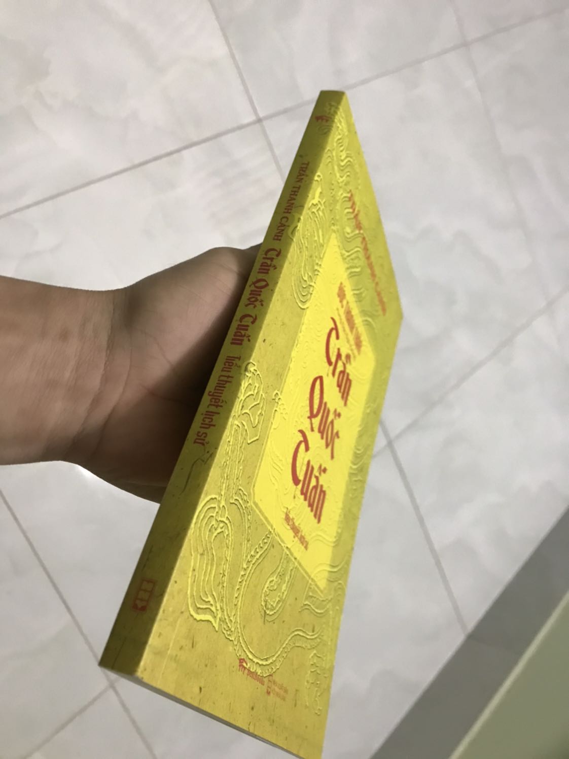 Sách hay. Chất lượng tốt. Đóng gáy chắc chắn, tem hàng chuẩn. Lâu không cầm sách khổ 15.5*24 nên thấy hơi to. Nhưng sẽ quen lại ngay thôi. :)