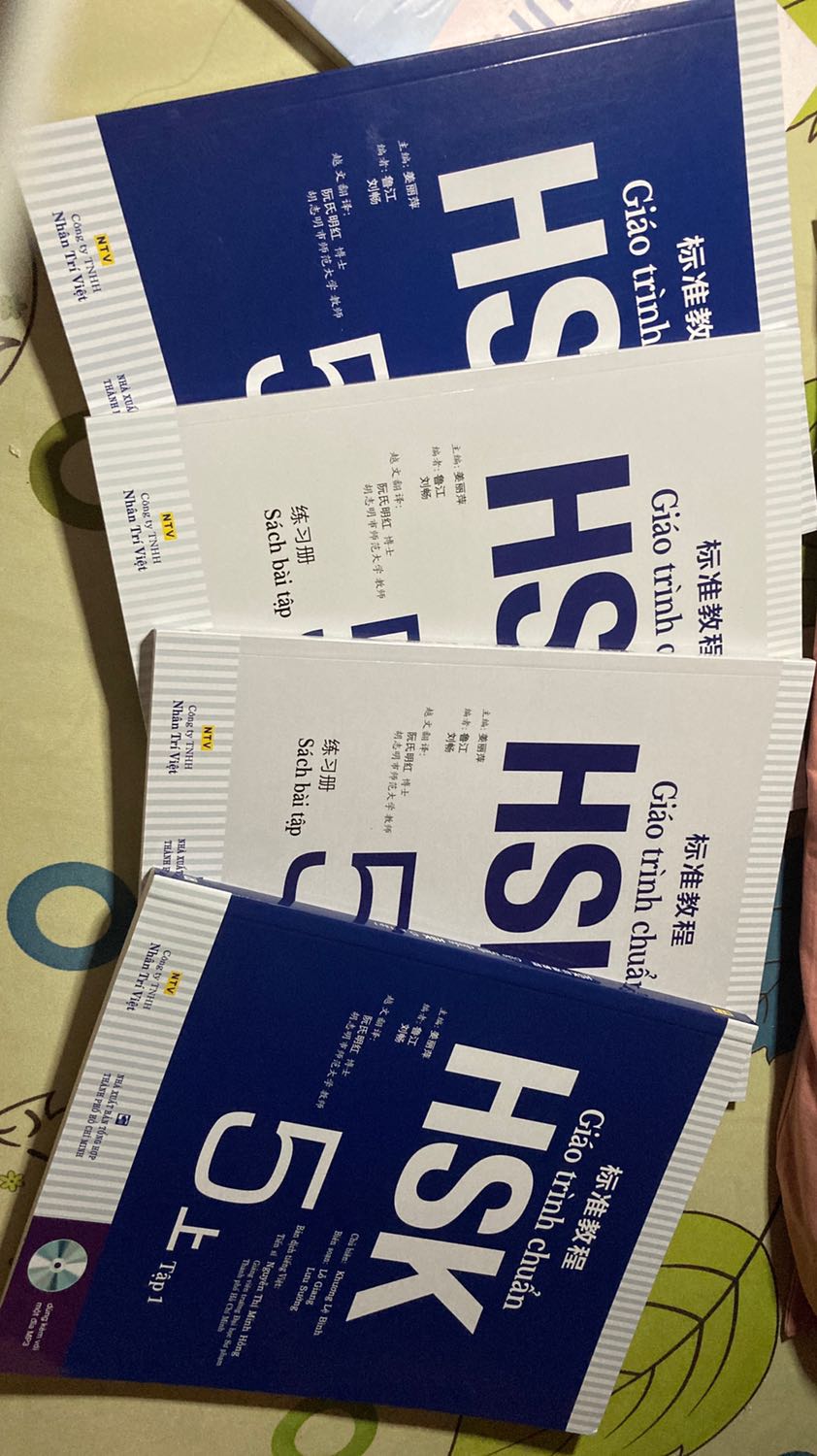 Sách chuẩn, đẹp, có kèm bút, giao hàng nhanh, bọc kỹ càng. Thiếu CD nhưng có thể quét mã để nghe file nên ko vấn đề gì