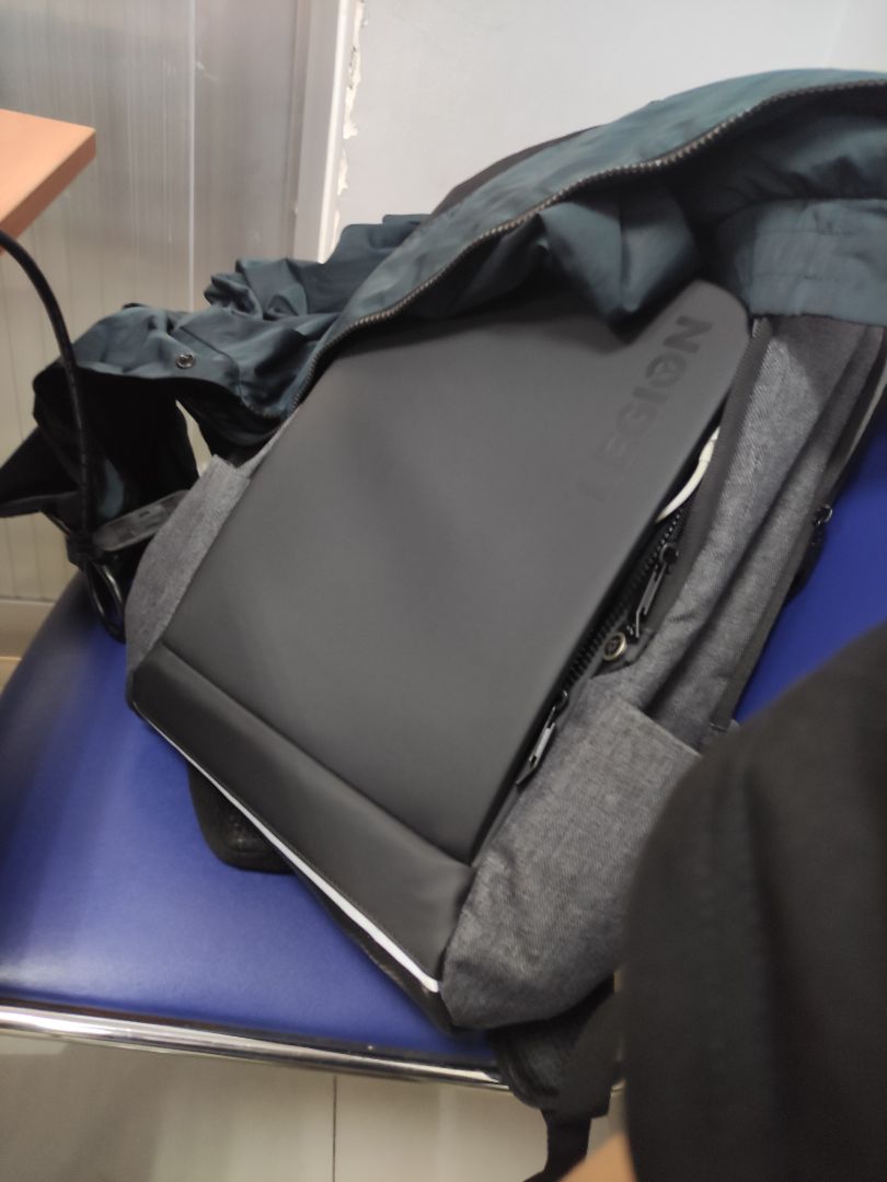 Giao hàng nhanh, balo rộng, nhiều ngăn, có đánh dấu các ngăn để đựng gì luôn. Thiế kế cũng khá OK, không quá hầm hố như Predator, Rog,... . Cần thêm thời gian trải nghiệm xem balo này xứng đáng với giá gần triệu hay không