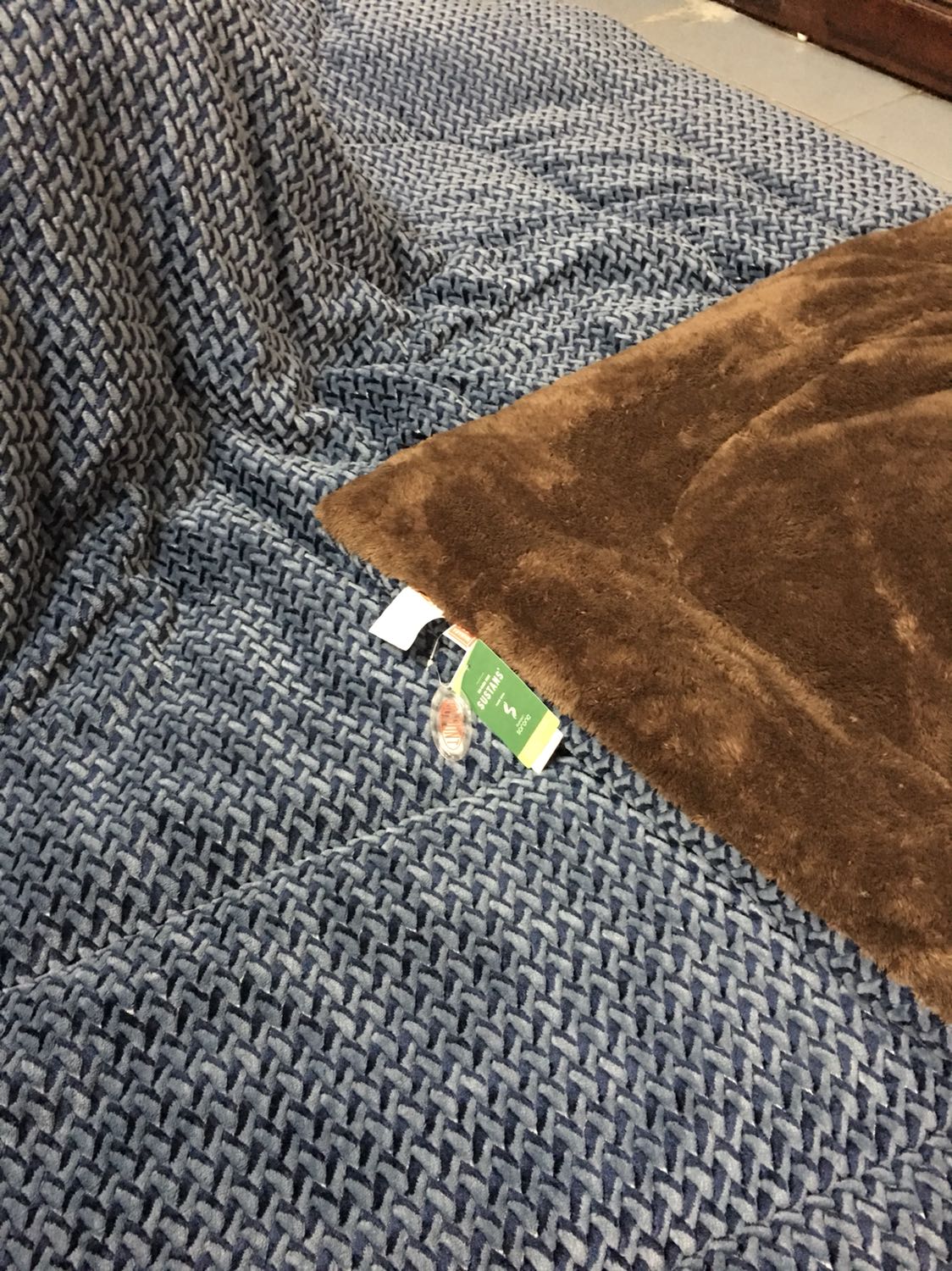 Vừa rinh về xong. Mình mua màu xanh . Túi bọc chắc chắn, đẹp mắt, chăn dày dặn, lớp nhung đan tinh xảo, lông cừu dày và mềm. Tem mác đầy đủ.  Màu sang trọng. Rất hài lòng