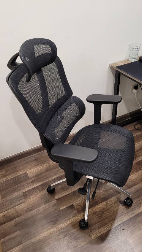 Xét về chi tiết thì vẫn còn nhựa thừa và chỉ thừa nhưng về tổng thể thì vẫn rất tốt so với mức giá này. Loại full lưới cảm giác ngồi thoáng hơn đệm mút, nhưng với những bạn dáng người to thì ngồi lâu có thể bị đau do đùi bị cấn vào vành lưới, đây là điểm trừ của hầu hết các ghế lưới chứ không riêng gì ghế này. Nên cân nhắc chọn giữa 2 loại này.
Ghế mình có chút lỗi nhỏ nên mình có yêu cầu bảo hành và đổi sang đệm mút thì shop hỗ trợ mình rất nhanh, 30p sau nhận được hàng liền. Uy tín và chất lượng cao