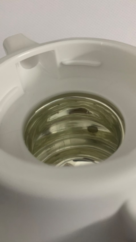 Mọi người cẩn thận khi mua ở shop này nha. Mang tiếng gian hàng chính hãng mà giao hàng bị lỗi. Bình nước giữ nhiệt mà ở trong có 3 vết rĩ sét như hình trông rất ghê. Vậy làm sao mà dám đựng nước vào mà uống. Tiền mất tật mang xứng đáng 1 sao.