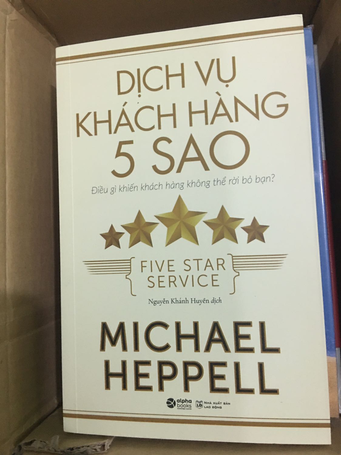 Mình không thích cách giao bán sách của Alpha Book, hầu như những sách mình mua của alpha đều không có book care. Nhưng cũng may là sách k bị gì.